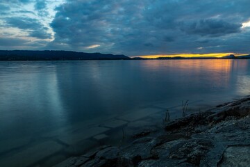 Sturm zieht über den Bodensee mit kraftvollen Wolken am Himmel 