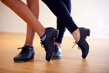 Fotobehang Dansschool Tapdansers die tapdansschoenen dragen.