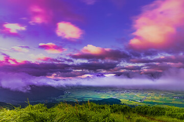 阿蘇大観峰の夜明け、雲の隙間から下界を照らす朝日