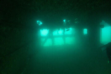 フィリピン、パラワン州のブスアンガ島コロン島に沈没している日本の沈没船をダイビングで撮影した写真 Photo taken by diving of a Japanese sunken ship sinking on Coron Island, Busuanga, Palawan, Philippines. 
