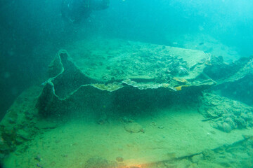 フィリピン、パラワン州のブスアンガ島コロン島に沈没している日本の沈没船をダイビングで撮影した写真 Photo taken by diving of a Japanese sunken ship sinking on Coron Island, Busuanga, Palawan, Philippines. 