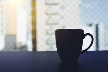 窓際とコーヒーカップ
