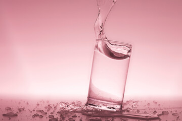 Splash the water in the glass with fresh and clean ice for drinking.