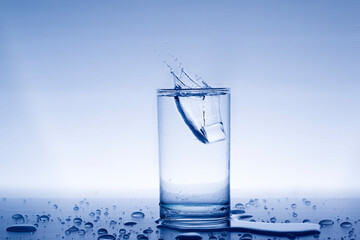 Splash the water in the glass with fresh and clean ice for drinking.