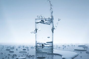 Splash the water in the glass with fresh and clean ice for drinking.