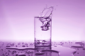 Splash the water in the glass with fresh and clean ice for drinking.