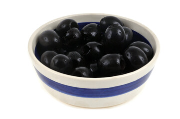 Ramequin d'olives noires dénoyautées en gros plan sur fond blanc