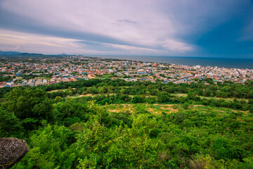 panoramic background of high mountain scenery, overlooking the atmosphere of the sea, trees and wind blowing in a cool blur, spontaneous beauty