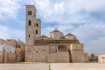 Molfetta - miasteczko na wybrzeżu w Puglia. Kamienna średniowieczna katedra będąca symbolem miast - obrazy, fototapety, plakaty