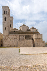 Molfetta - miasteczko na wybrzeżu w Puglia. Kamienna średniowieczna katedra będąca symbolem miast - obrazy, fototapety, plakaty