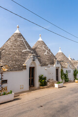 Trulli, okrągłe kamienne domki, Alberobello, Puglia, Włochy