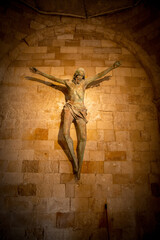 kamienna rzeźba Jezusa Chrystusa bez drewnianego krzyża który uległ zniszczeniu podczas pożaru, Włochy - obrazy, fototapety, plakaty