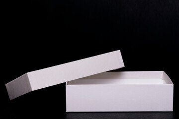 Caja de cartón de regalo de color blanco sobre fondo blanco