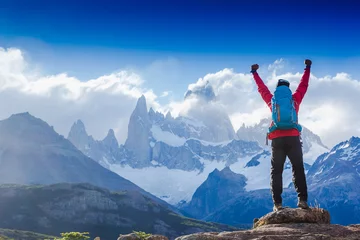 Foto op Plexiglas Cerro Chaltén wandelaar viert succes op de top van een berg in een majestueus Patagonië berglandschap. Fitz Roy, Argentinië. Alpinisme sport levensstijl concept