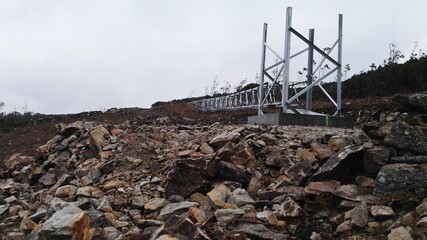 Cimentación de torre monobloque sobre montaña de piedras