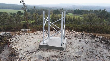 Cimentación de torre monobloque para línea eléctrica de 66kV frente a paisaje gallego