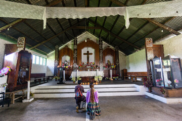 matrimonio orando en la iglesia, Lancetillo, La Parroquia, zona Reyna, Quiche, Guatemala, Central America