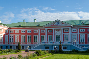Fototapeta premium Beautiful landscaped park. Museum-estate in Moscow. Kuskovo Moscow park. Landscaping. Alleys in the park