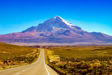 Paysage coloré Sajama altiplano cordillère des Andes Bolivie pays de contraste à fortes nuances de couleurs