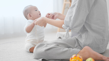 赤ちゃんをあやす母親　イメージ