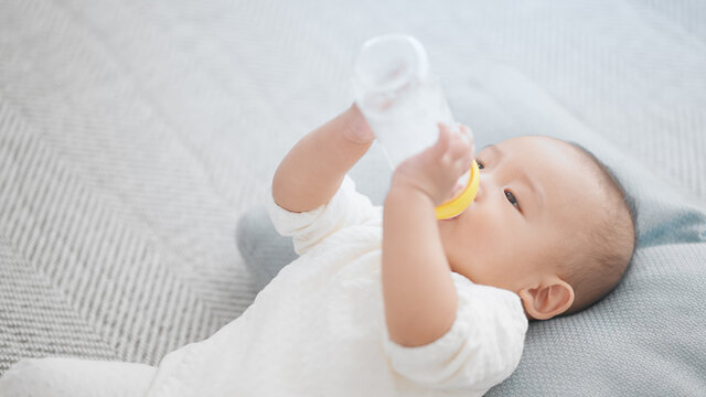 ミルクを飲む赤ちゃん　イメージ