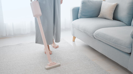 掃除機をかける女性　イメージ