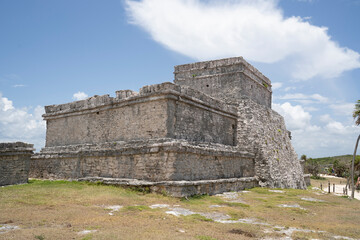 Fototapeta na wymiar Ancient mayan ruins in Tulum, Mexico