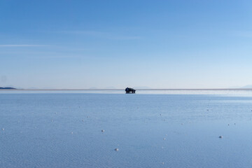 Fototapeta premium Salar de Uyuni is called 'the biggest mirror in the world', and the image of the sky is projected and reflected in the salt lake water as it is endlessly wide, so it looks like it stays in the sky.