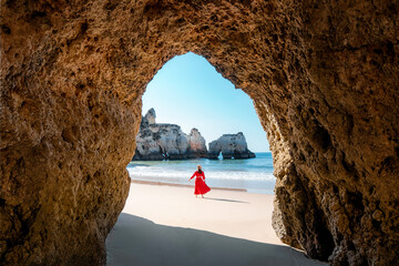 Traveler woman enjoying alone the beaches of the Algarve, Portugal
 - obrazy, fototapety, plakaty