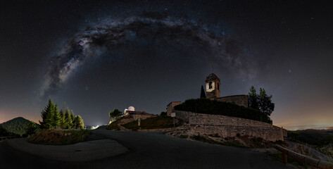 Vía Láctea invertida sobre el observatorio de Castelltallat