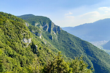 Vista panoramica sulle montagne dal forte Corbin in Val di Gevano in Veneto, viaggi e paesaggi in Italia