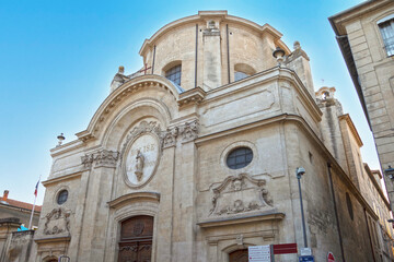 Fototapeta na wymiar façade de l'église La Mission à Avignon