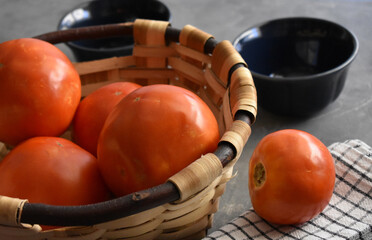 Tomates dentro de una cesta hecha a mano