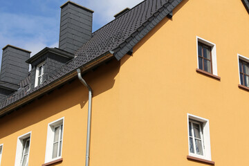 Fototapeta na wymiar Renovierter Altbau mit neuem gelbem Fassadenanstrich