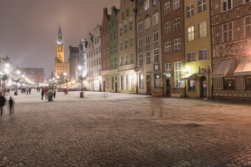 Fototapeta na wymiar Gdansk at night with people