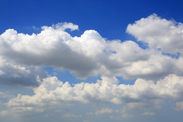 Fototapeta na wymiar blue sky with white fluffy cloud background