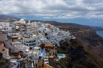 Fototapeta na wymiar ギリシャ　サントリーニ島の断崖の上にあるフィラの街並み
