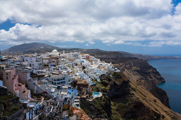 Fototapeta na wymiar ギリシャ　サントリーニ島の断崖の上にあるフィラの街並みとエーゲ海