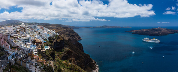 ギリシャ　サントリーニ島の断崖の上にあるフィラの街並みとエーゲ海とネア・カメニ島