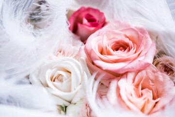 ピンクのバラと白い羽　結婚式の花
