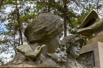 Obraz premium Peace Dove and Martyr Statue in Nanning Martyrs Cemetery, Guangxi, China