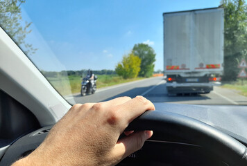 Uomo alla guida della propria automobile