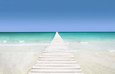 Obraz premium Pier on the azure sea - the concept of a holiday paradise, white sand and turquoise water
