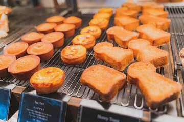 パン屋に並ぶパン｜エッグタルト、フレンチトースト