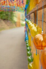 カラフルな風鈴が並ぶ道