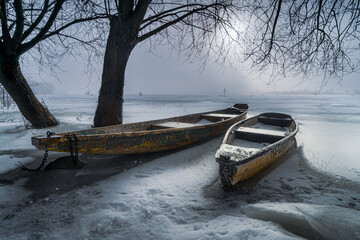 Winter boats on the river bug - obrazy, fototapety, plakaty
