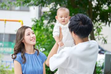 赤ちゃんと遊ぶ夫婦