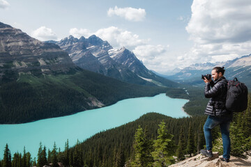 Fototapeta na wymiar Landscape photographer at Peyto Lake during summer in Banff National Park, Alberta, Canada.