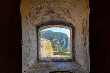 Vista panoramica sulle montagne da una finestra del forte Corbin in Val di Gevano in Veneto, viaggi e paesaggi in Italia