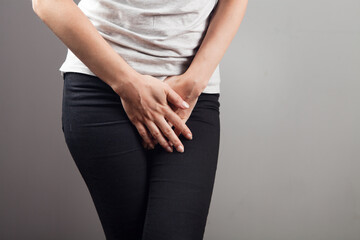 woman holding hands by the ovary